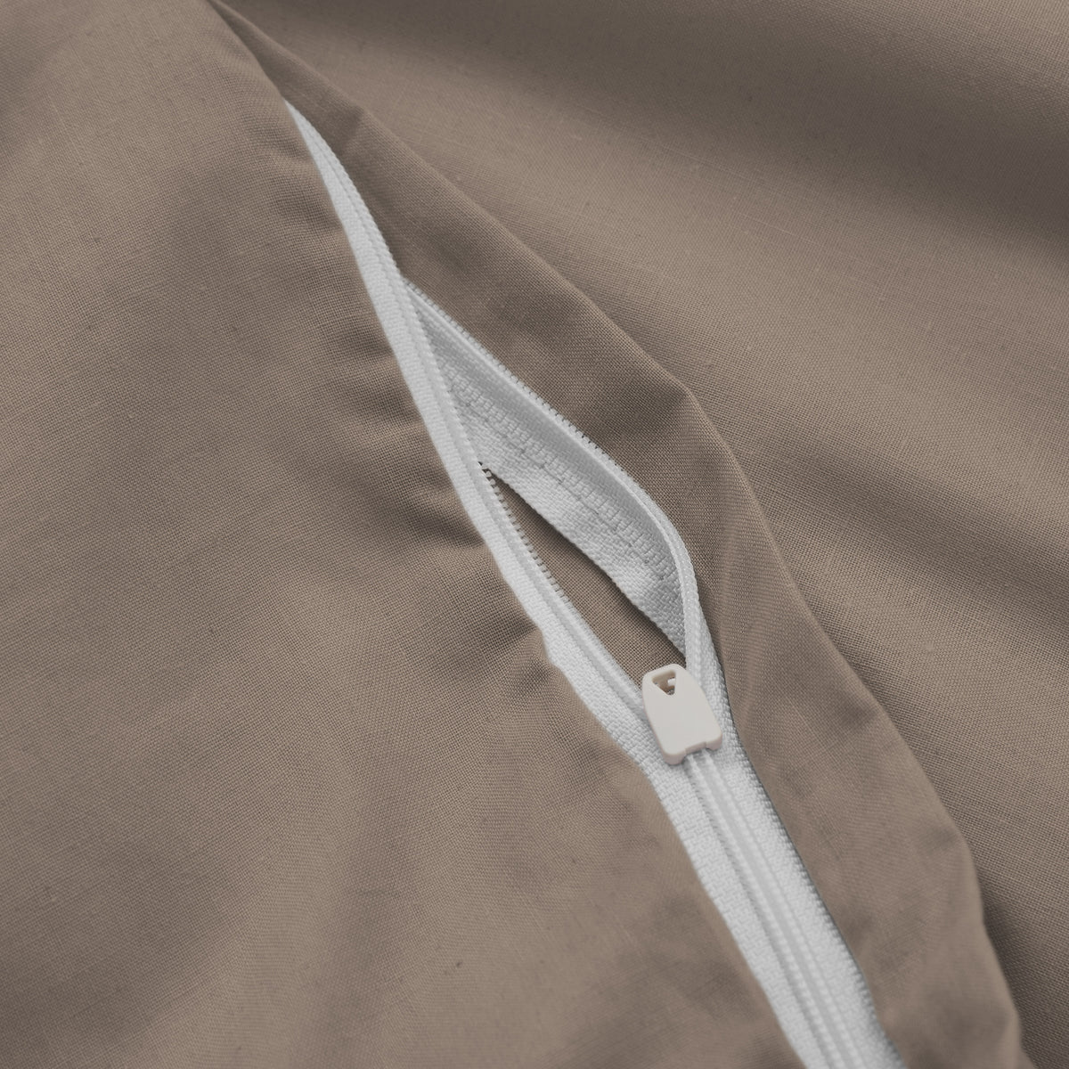 Premium Bettwäsche Everyday Taupe mit YKK Reißverschluss, weiche Polycotton Qualität, 155x200 cm Bettbezug und 80x80 cm Kissenbezug.
