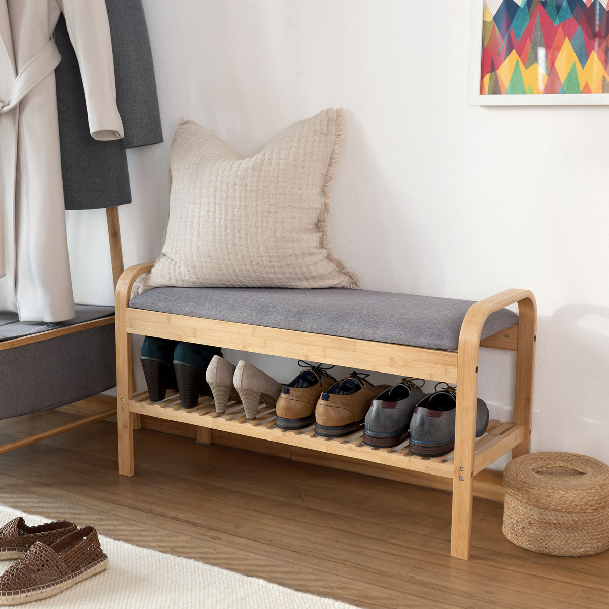 Schuhregal aus Bambus mit Sitzbank - 90 x 50 x 30 cm - Grau, modernes Schuhregal mit Sitzkissen und Ablagefläche aus natürlichem Bambus.
