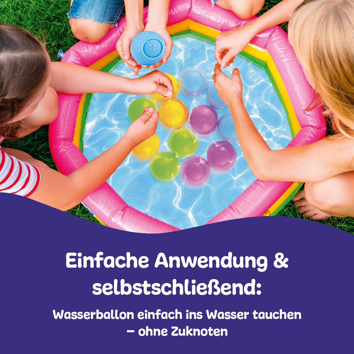 Kinder spielen mit bunten wiederverwendbaren Wasserbomben - 24 Stück in einem kleinen Planschbecken bei Sonnenschein.