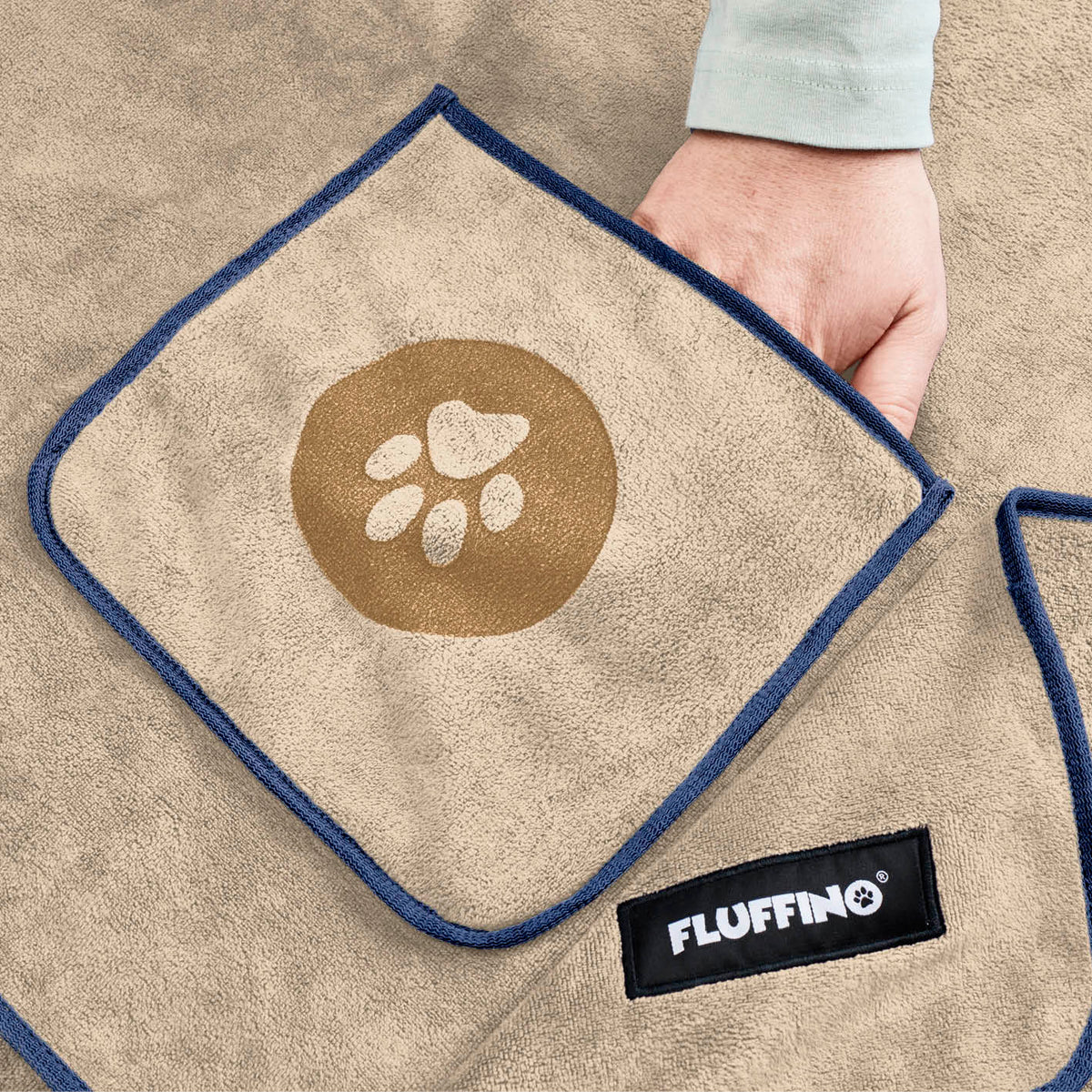 Hundehandtuch Mikrofaser – 4er-Pack - Beige & Blau, saugfähig, schnell trocknend, mit FLUFFINO Logo und Pfotenmotiv.