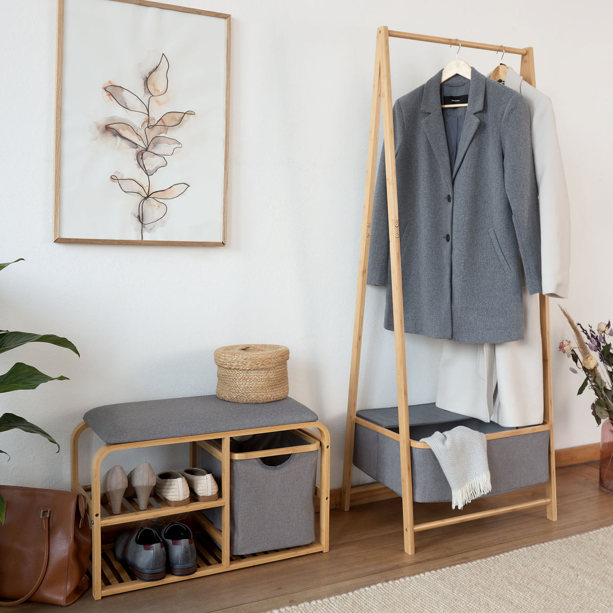 Kleiderständer aus Bambus - 159 x 60 x 45 cm in Beige, stabil mit Ablagefach, ideal für Jacken, Schuhe und Accessoires von Lumaland.