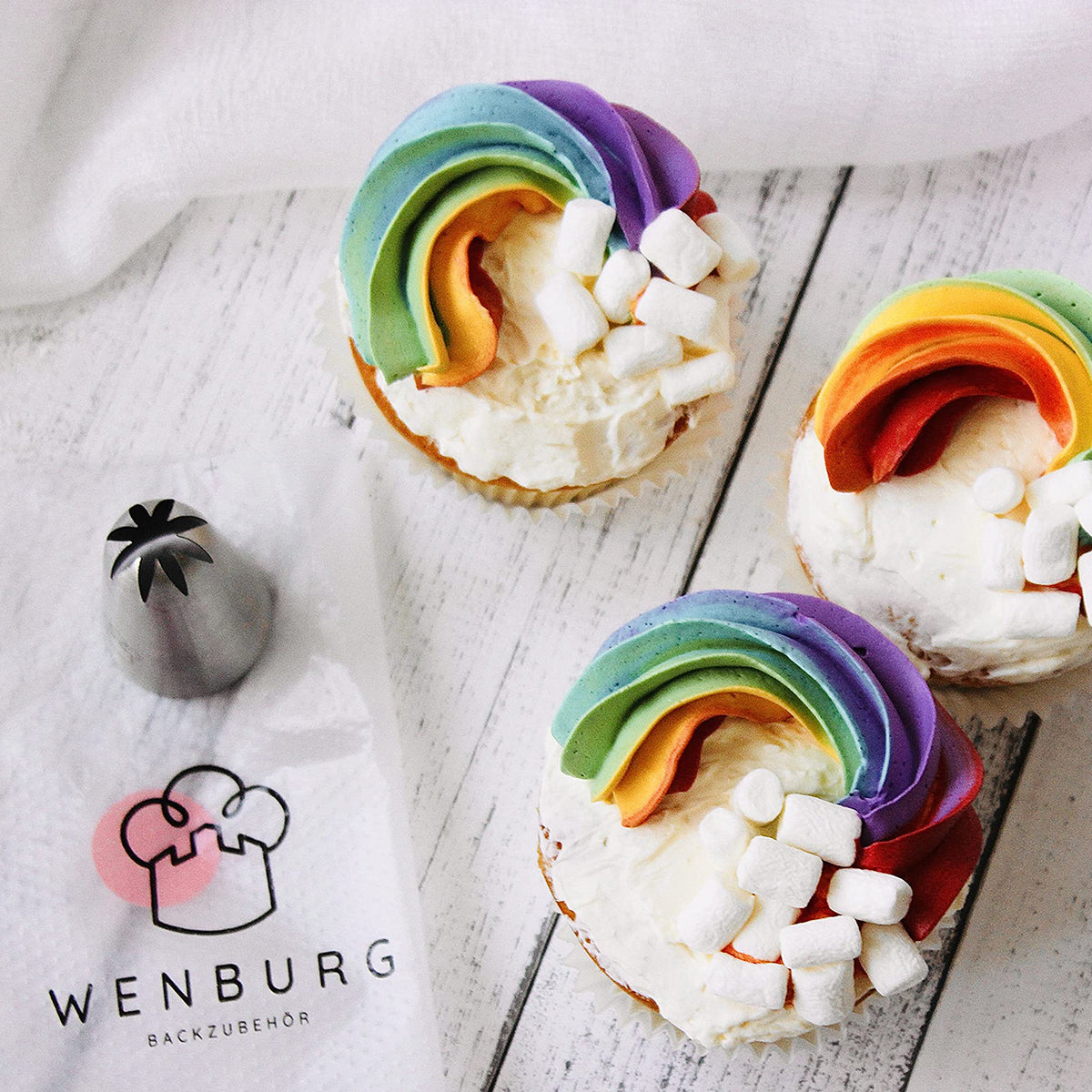 Einwegspritzbeutel-Set - 100 Stck. mit Spritztülle und bunten Cupcakes für kreatives Torten- und Kuchen-Dekor von Wenburg.