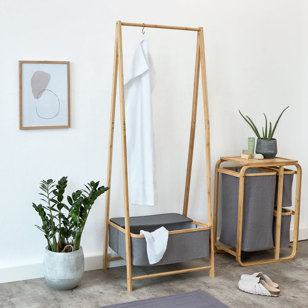 Kleiderständer aus Bambus - 159 x 60 x 45 cm in Beige mit integriertem Ablagefach, modernem Design und robustem, naturnahem Look.