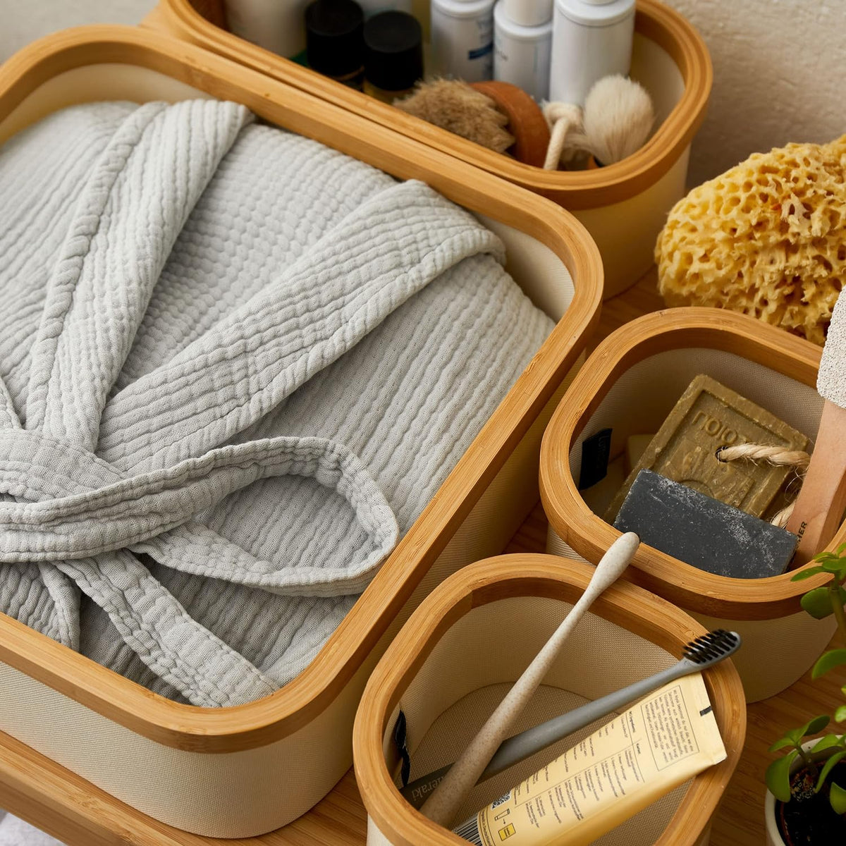 Aufbewahrungsboxen mit Bambus-Rahmen - 4er-Set - Rosa, stapelbare Boxen mit Bambusrahmen zur praktischen Organisation im Badezimmer.