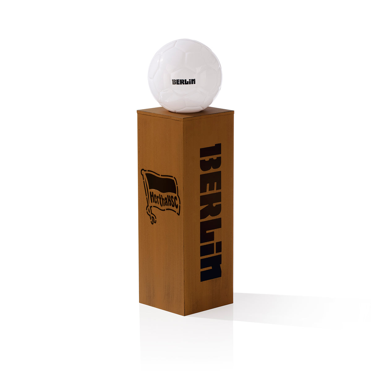 LED-Dekosäule Rost-Optik mit Leuchtkugel - 84 cm - braun, Metall-Säule mit Berlin-Schriftzug und Fußball-LED-Licht, akkubetrieben, USB aufladbar.