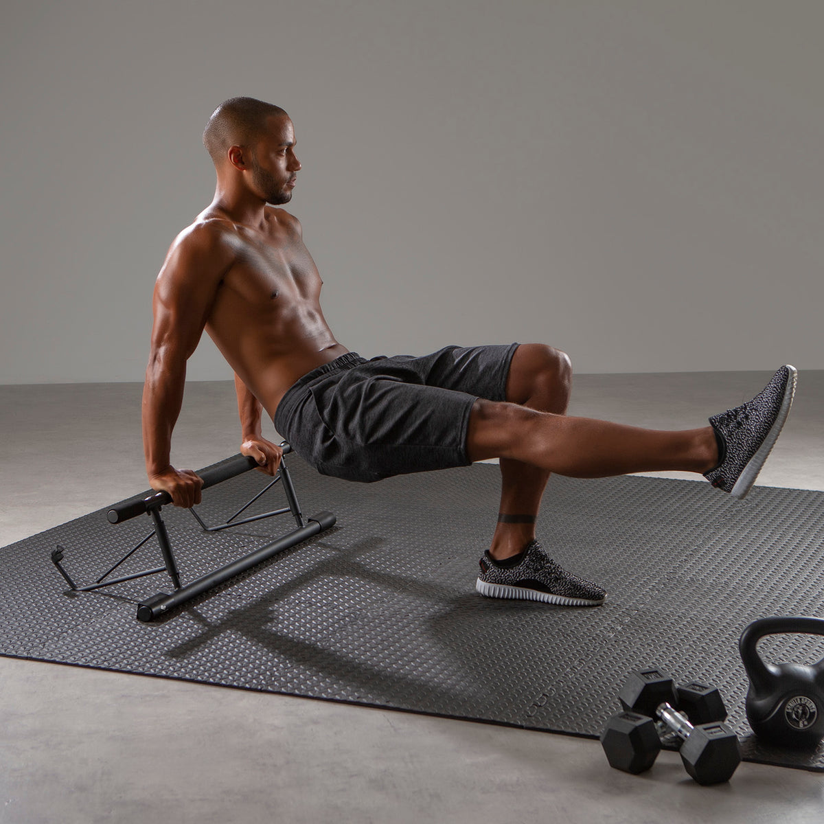 Klimmzugstange für den Türrahmen, flexible Montage ohne Bohren, stabiles Training für Rücken, Arme und Schultern bis 130 kg.