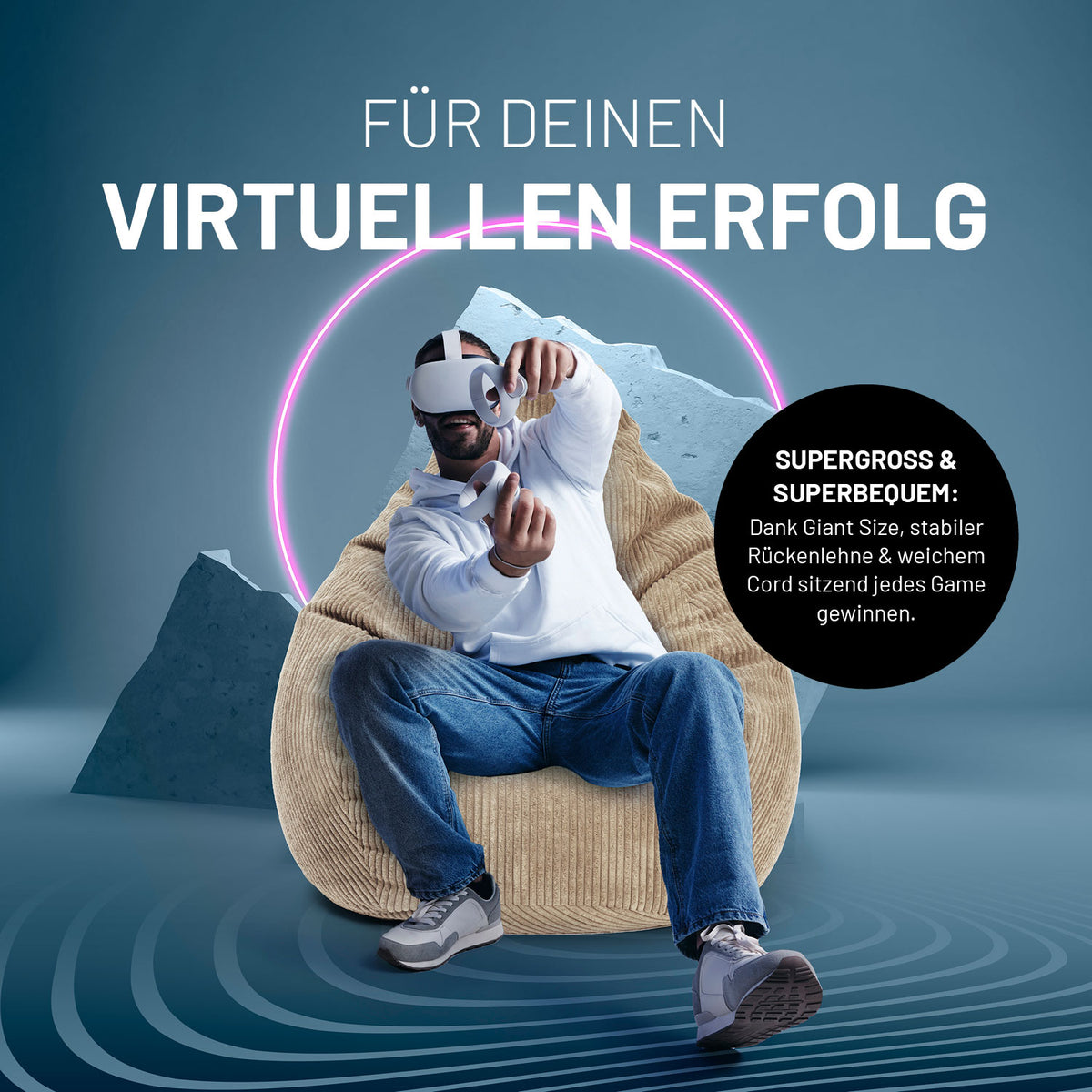 Mann mit VR-Brille auf dem Sitzsack GIANT aus der Cord-Reihe - Beige, entspannt und bequem für langes Gaming.