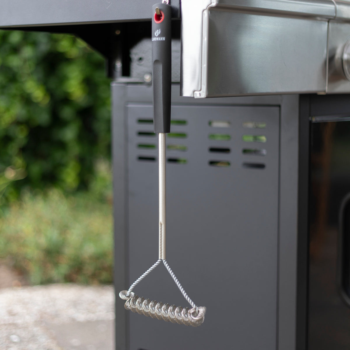 Grillrost-Reinigungsbürste mit langlebiger Edelstahlspule und ergonomischem PP-Griff für alle Grillrosttypen zur effektiven Reinigung.