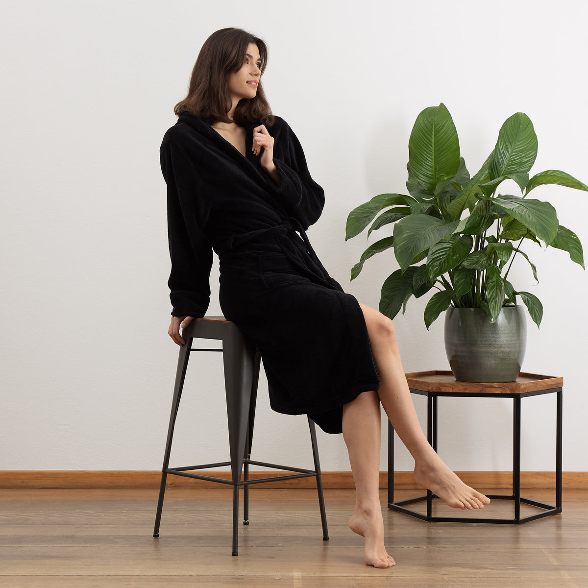 Luxury Mikrofaser Bademantel mit Kapuze für Damen und Herren - Schwarz - Größe XL, weich, wärmend und schnelltrocknend.