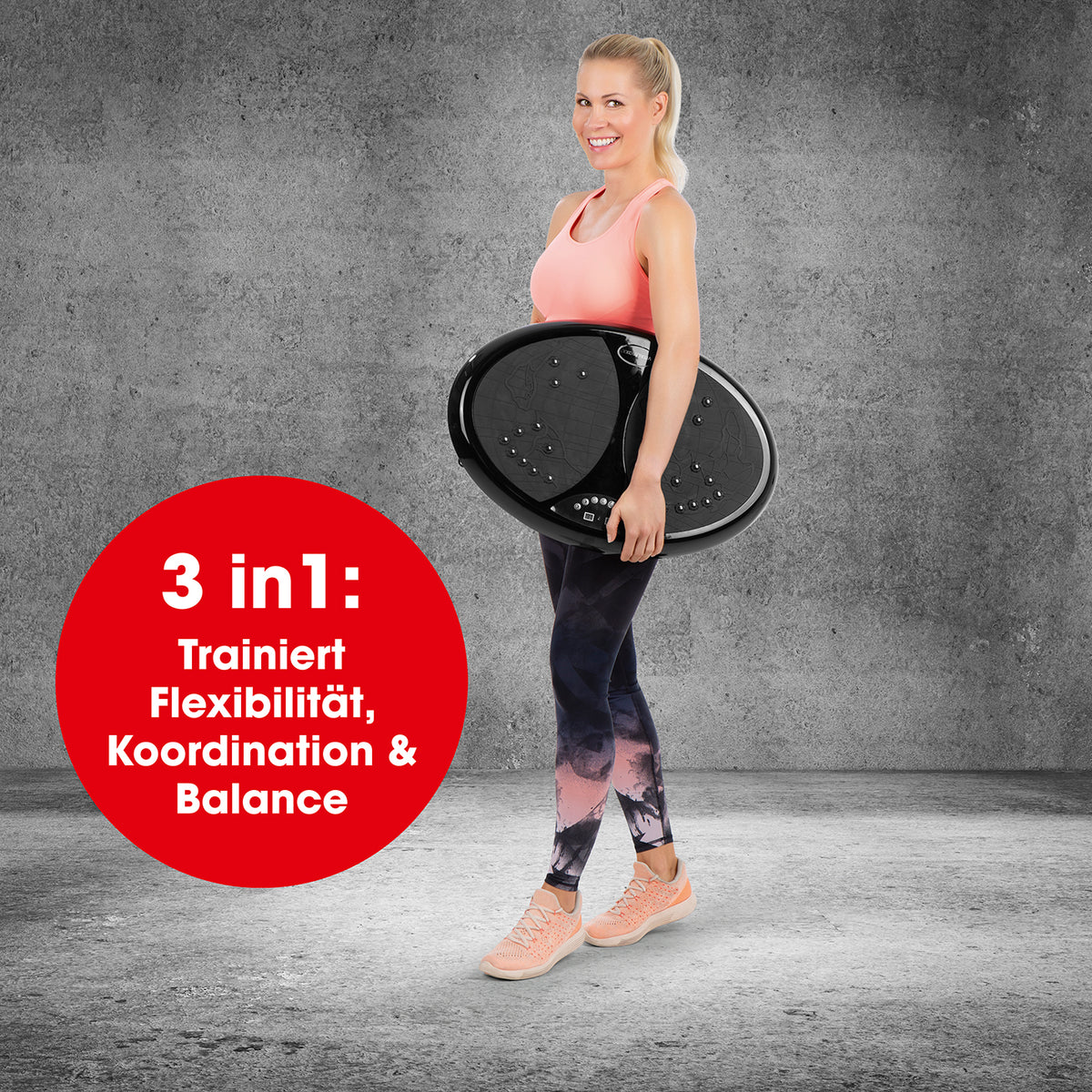 Frau mit Vibrationstrainer für Flexibilität, Koordination und Balance, stehend vor grauem Hintergrund