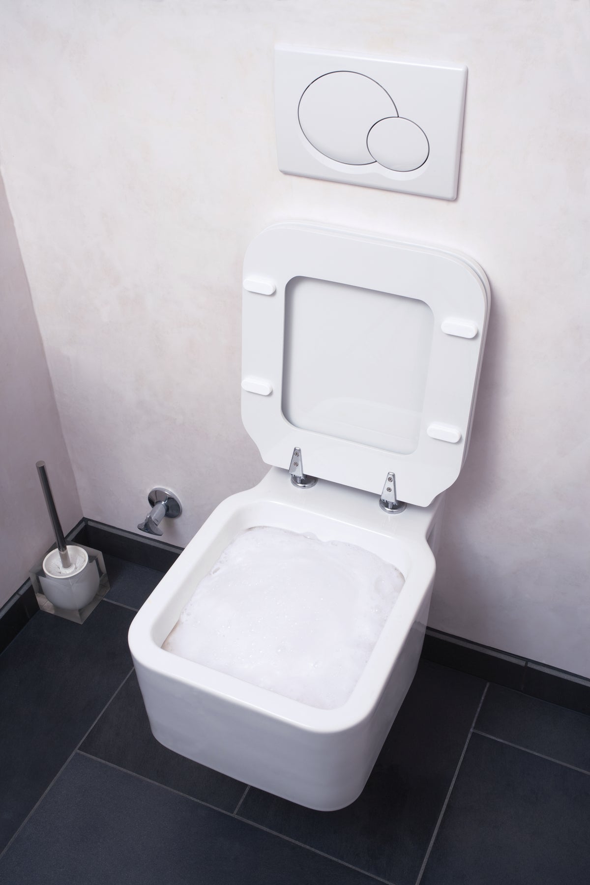 WC Intensiv-Schaum reinigt selbstreinigend Toilette und Urinal bis unter den Rand mit kraftvollem, wasseraktivem Schaum.