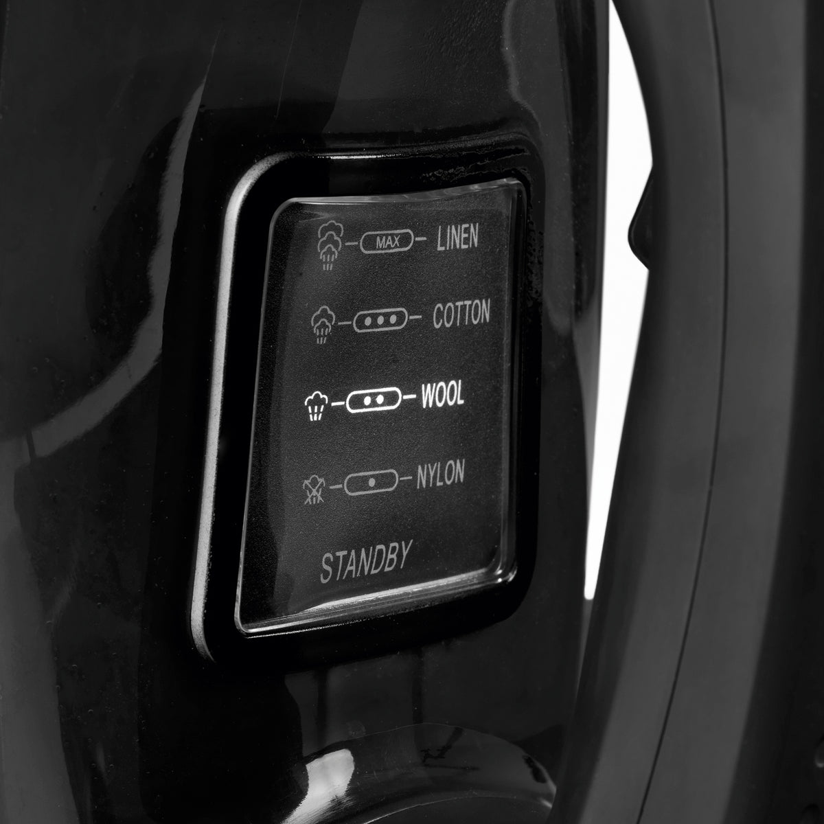 Dampfbügeleisen Midnight Black Edition mit 4 Programmen für alle Stoffe und LCD-Anzeige zur präzisen Dampfeinstellung.