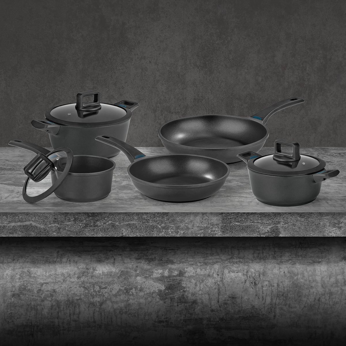 Aluguss-Topf- und Pfannen-Set - 8-teilig - Midnight Edition bestehend aus Töpfen und Pfannen mit Deckeln und Antihaftbeschichtung.
