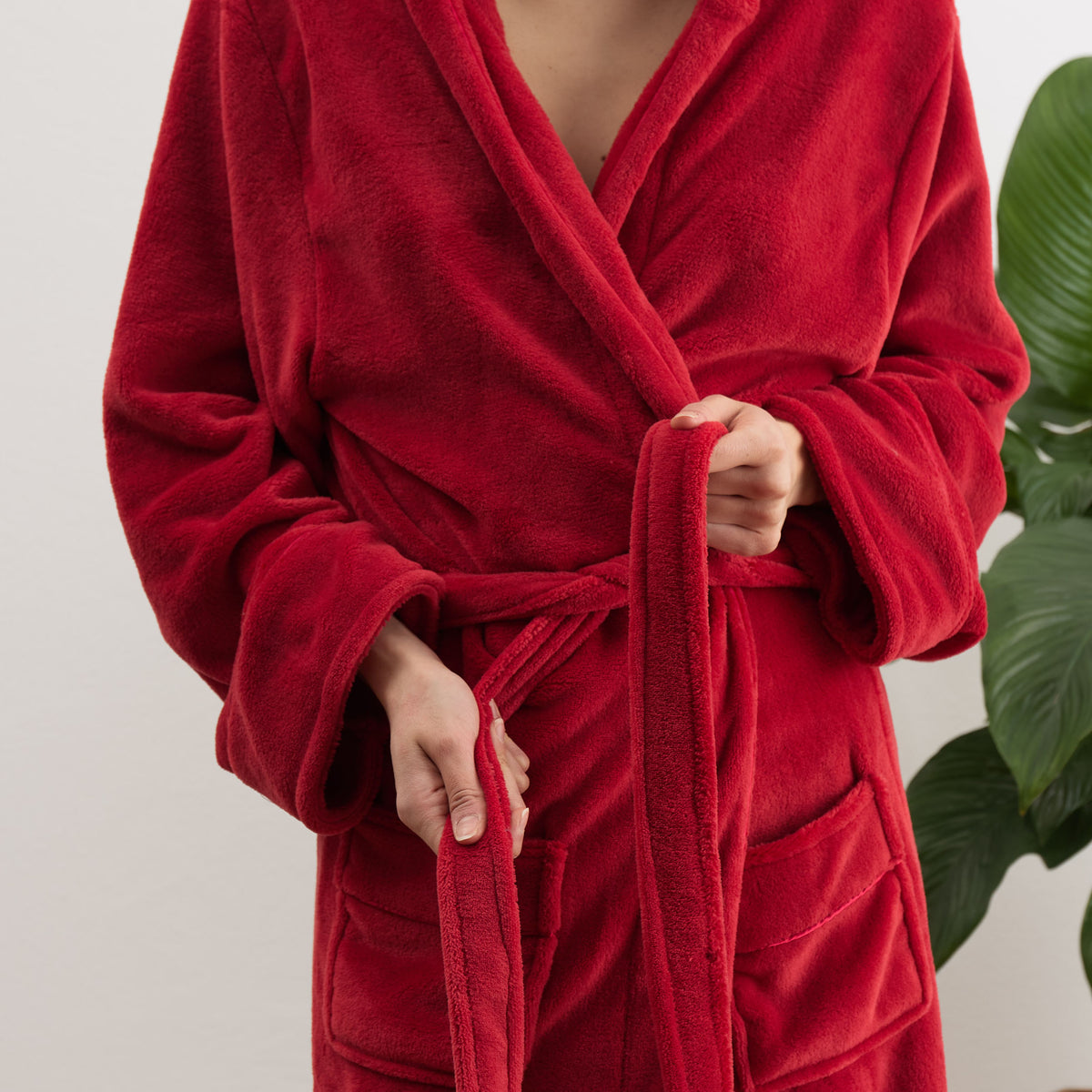 Luxury Mikrofaser Bademantel mit Kapuze für Damen und Herren in Rot Größe S aus flauschigem, schnelltrocknendem Material.
