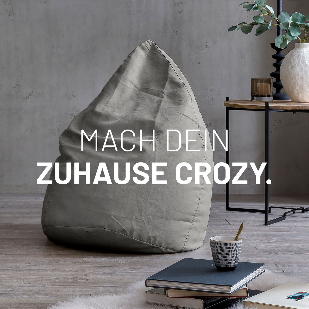 Luxury XL Sitzsack (120 L) - indoor - Grau von Lumaland in modernem Wohnraum neben Beistelltisch und Dekoration.