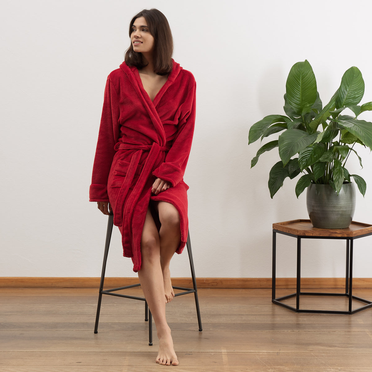 Luxury Mikrofaser Bademantel mit Kapuze für Damen und Herren in Rot, Größe XXL, weich, schnelltrocknend und bequem.