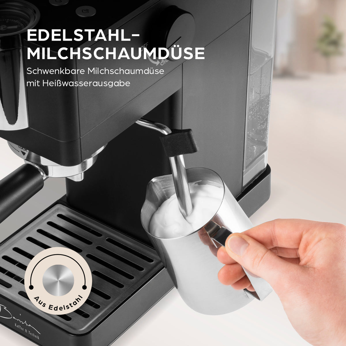 Siebträgermaschine Espresso Slim - 20 bar mit schwenkbarer Edelstahl-Milchschaumdüse für cremigen Milchschaum und heiße Wasserausgabe.