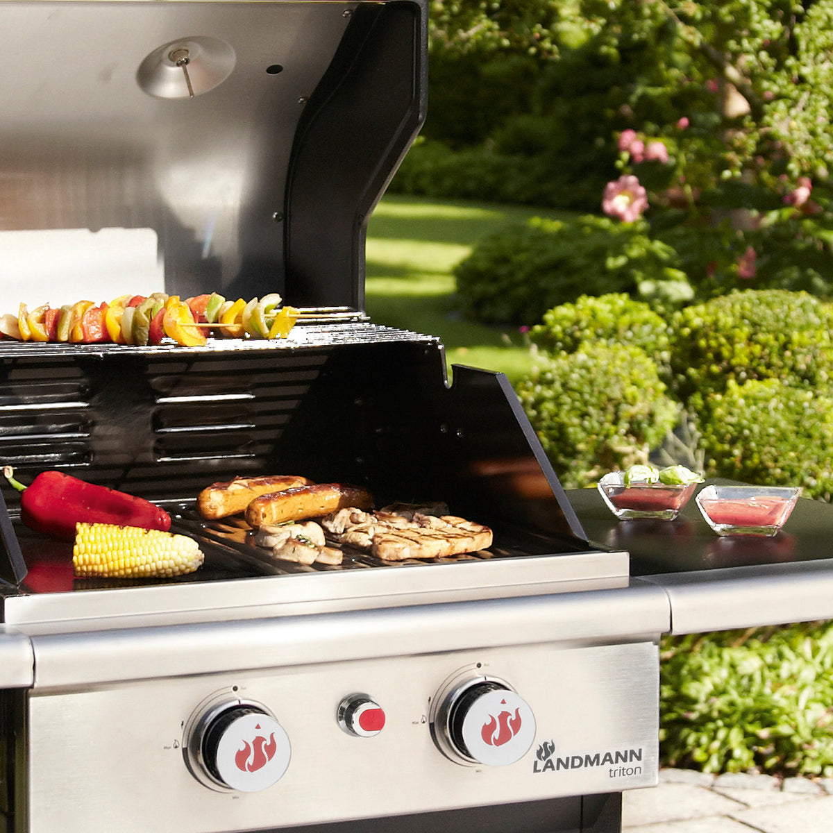 Gasgrill Triton PTS 2.0 - silber mit 2 Edelstahl-Brennern, emailliertem Gusseisen-Grillrost und doppelwandigem Deckel mit Temperaturanzeige.