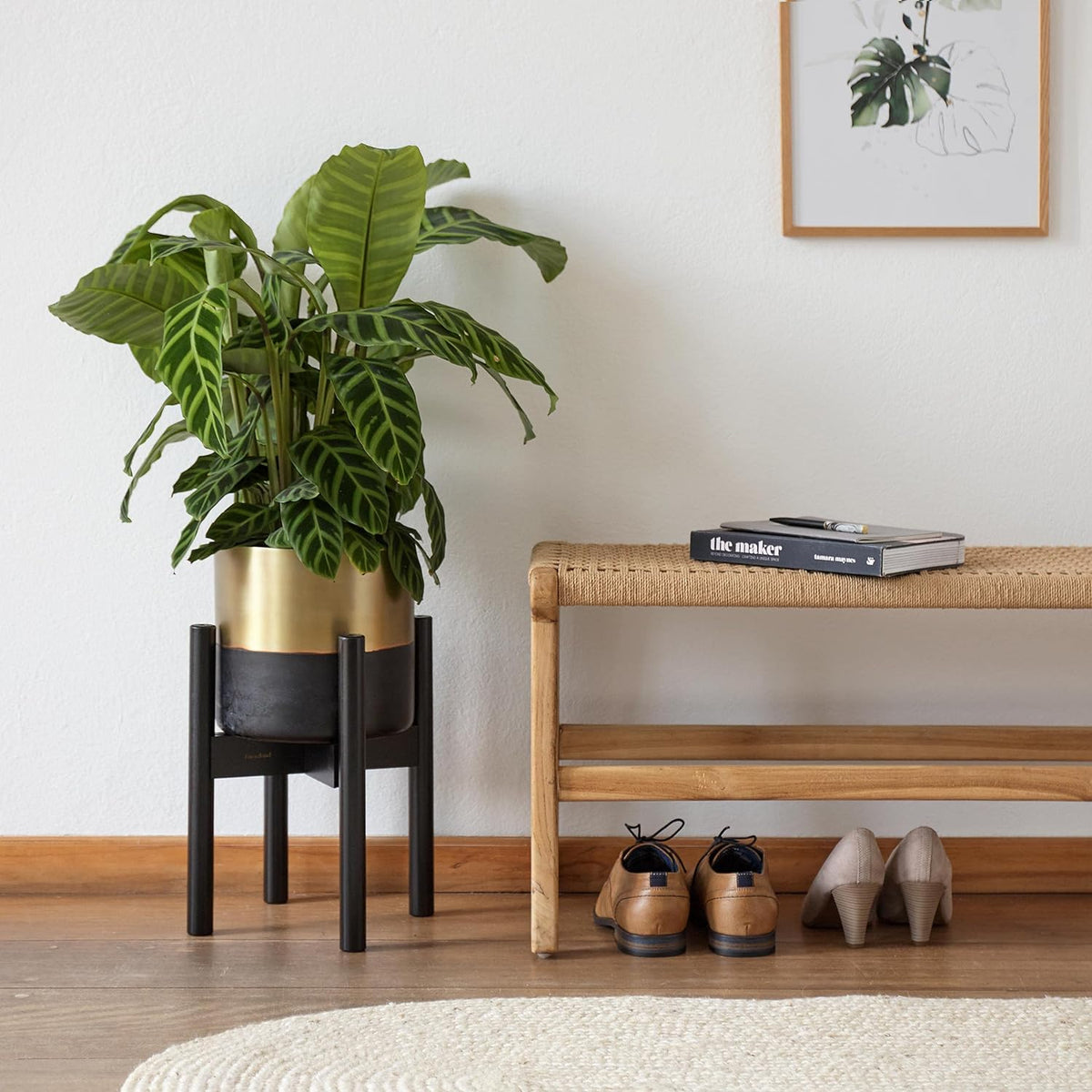 Blumenständer aus Bambus - 30 x 30 x 35,5 cm - 3er-Set in modernem Schwarz mit Pflanzen im Wohnzimmer.