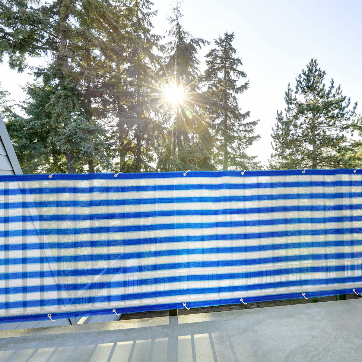 Balkonsichtschutz inkl. Befestigungsseil - 0,9 x 5 m - Blau/Weiß, wetterfest, UV-beständig, mit stabilem Befestigungsseil am Balkon montiert.