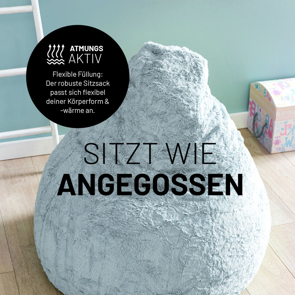 Luxury Fluffy Sitzsack (120 L) Pastel Blau aus weichem Webplüsch mit flexibler Füllung für hohen Sitzkomfort und Anpassung an die Körperform.