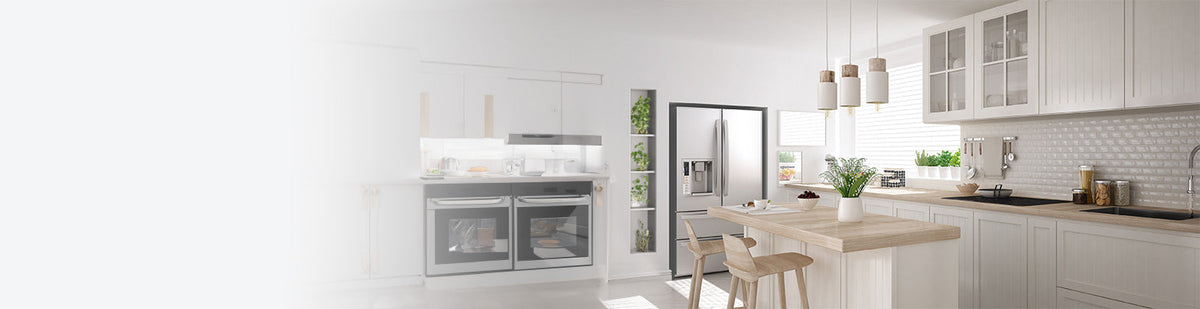 Moderne lichtdurchflutete weiße Küche mit Tresen, Pflanzen und Gewürzen.