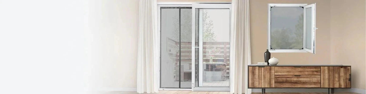 Eine Beige Wand mit Terrassentür vor der ein Insektenschutzgitter angebracht ist, daneben ein Fenster mit Fliegengitter und eine braune Kommode.
