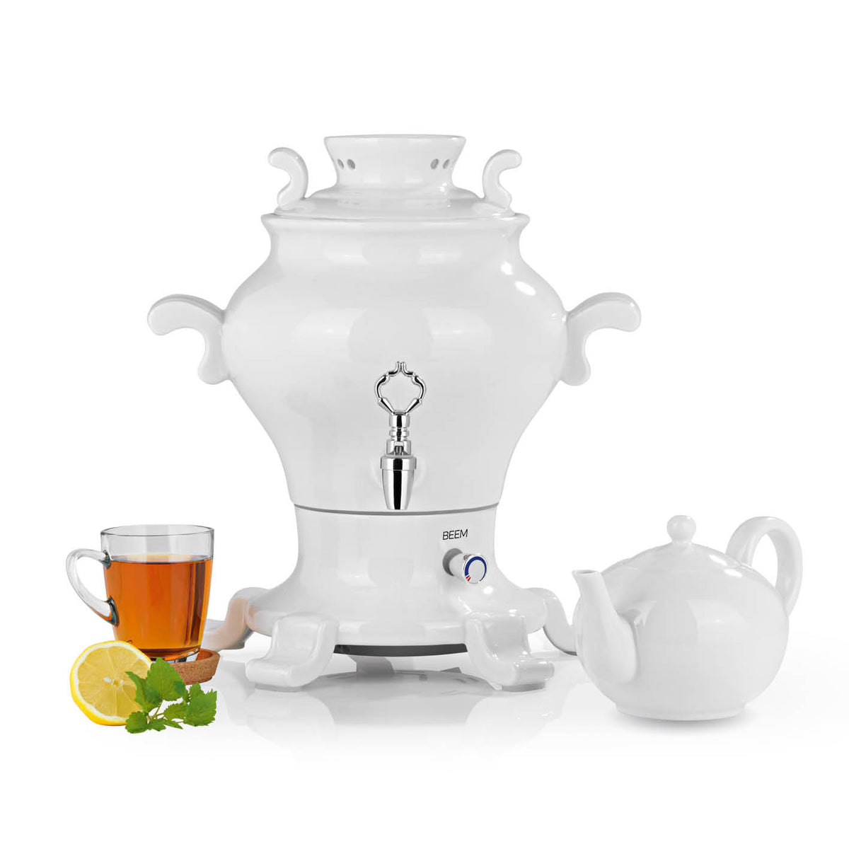 ODETTE BLANC Samowar - 5 l in elegantem Weiß mit praktischem Ausguss, Thermostat und Teekanne, serviert Tee mit Zitronenscheibe und Minze.