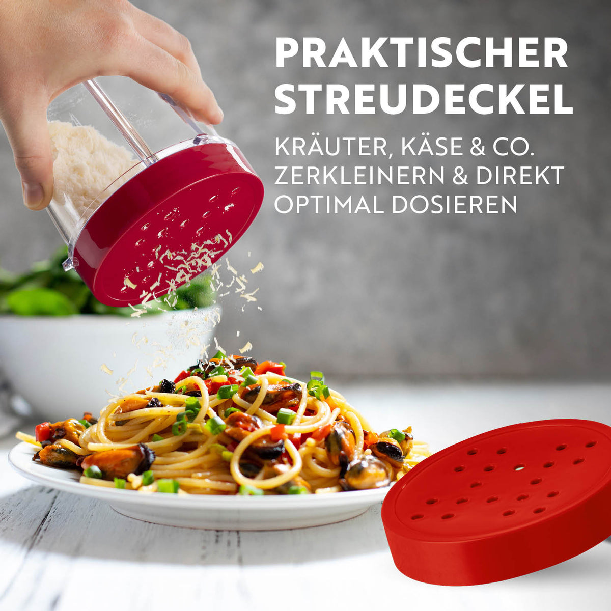Nutrition Mixer Rot/Silber mit praktischem Streudeckel zum Zerkleinern und optimalen Dosieren von Kräutern und Käse.