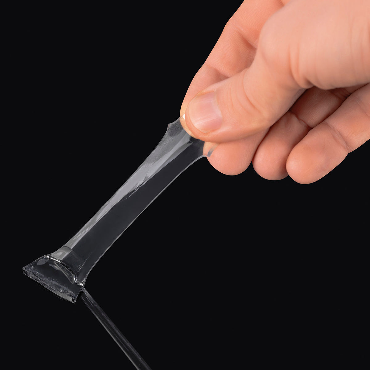 Spurenloses Klebeband - 5 m transparent und rückstandslos abziehbar in der Hand gezeigt
