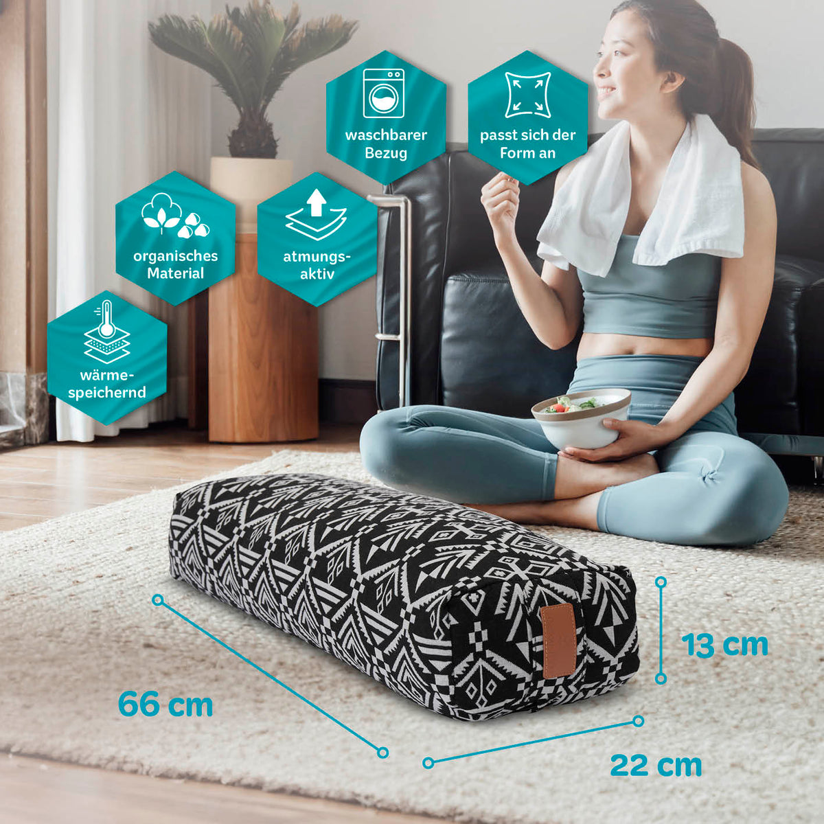 Yoga-Bolster Paravati - gefüllt mit Bio-Dinkelspelz, 67x22x13 cm, schwarz-weiß, waschbarer Bezug, atmungsaktiv, organisch, wärmespeichernd.