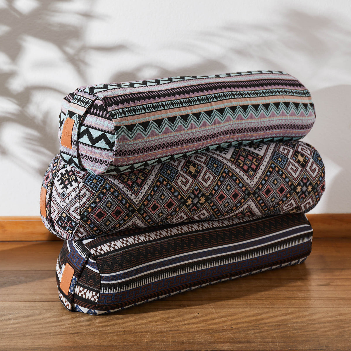 Yoga-Bolster Tarik - gefüllt mit Bio-Buchweizenschalen - 68 x 22 x 22 cm - Style 12 mit drei Mustern auf Holzboden