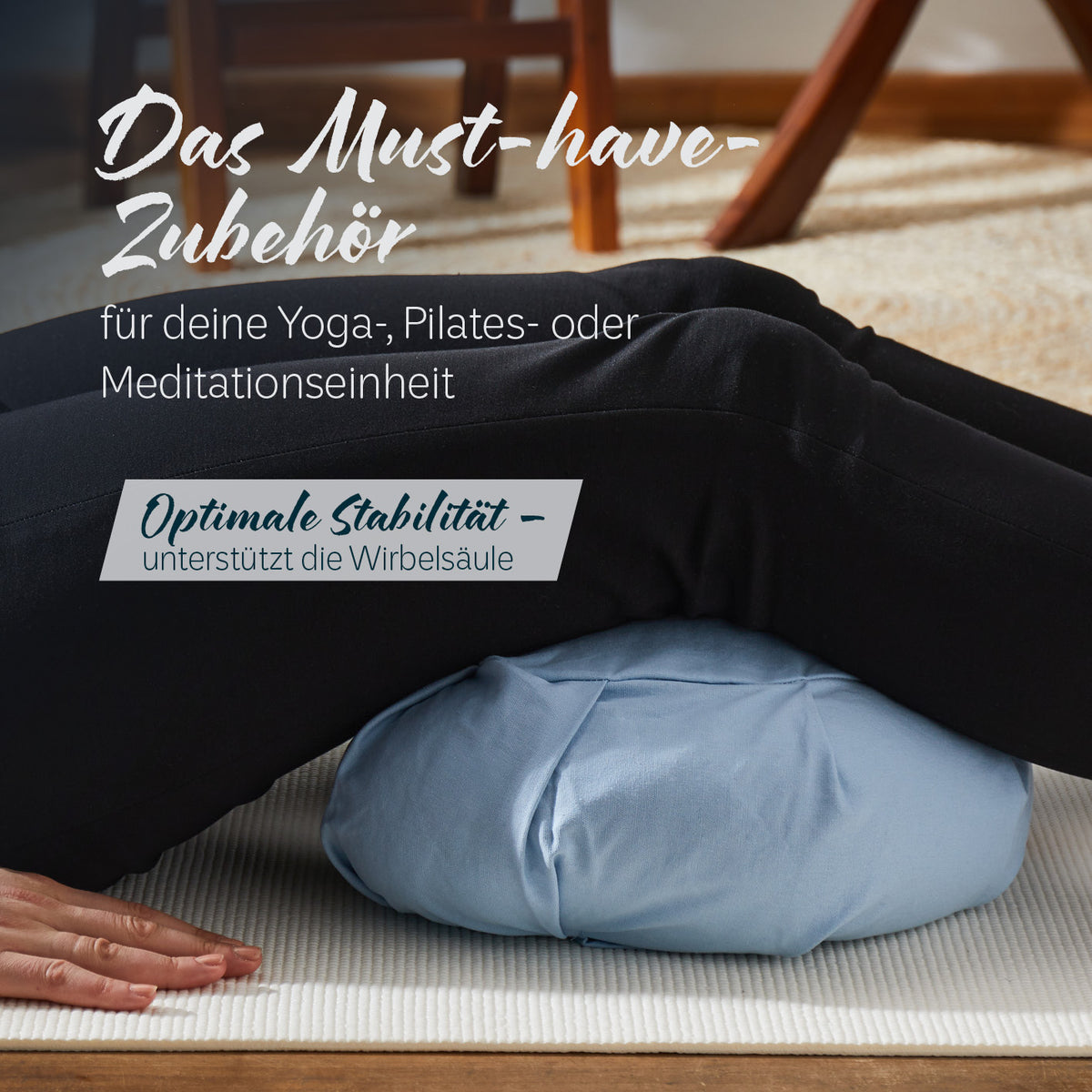 Person sitzt auf hellblauem Yoga-Kissen Ganesh Halbmond, unterstützt Wirbelsäule bei Yoga, Pilates oder Meditation.