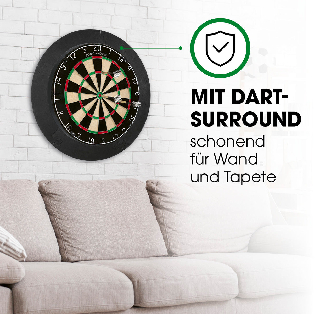 Dartscheibe + Dart-Beleuchtung mit schützendem Dart-Surround an der Wand über einem Sofa