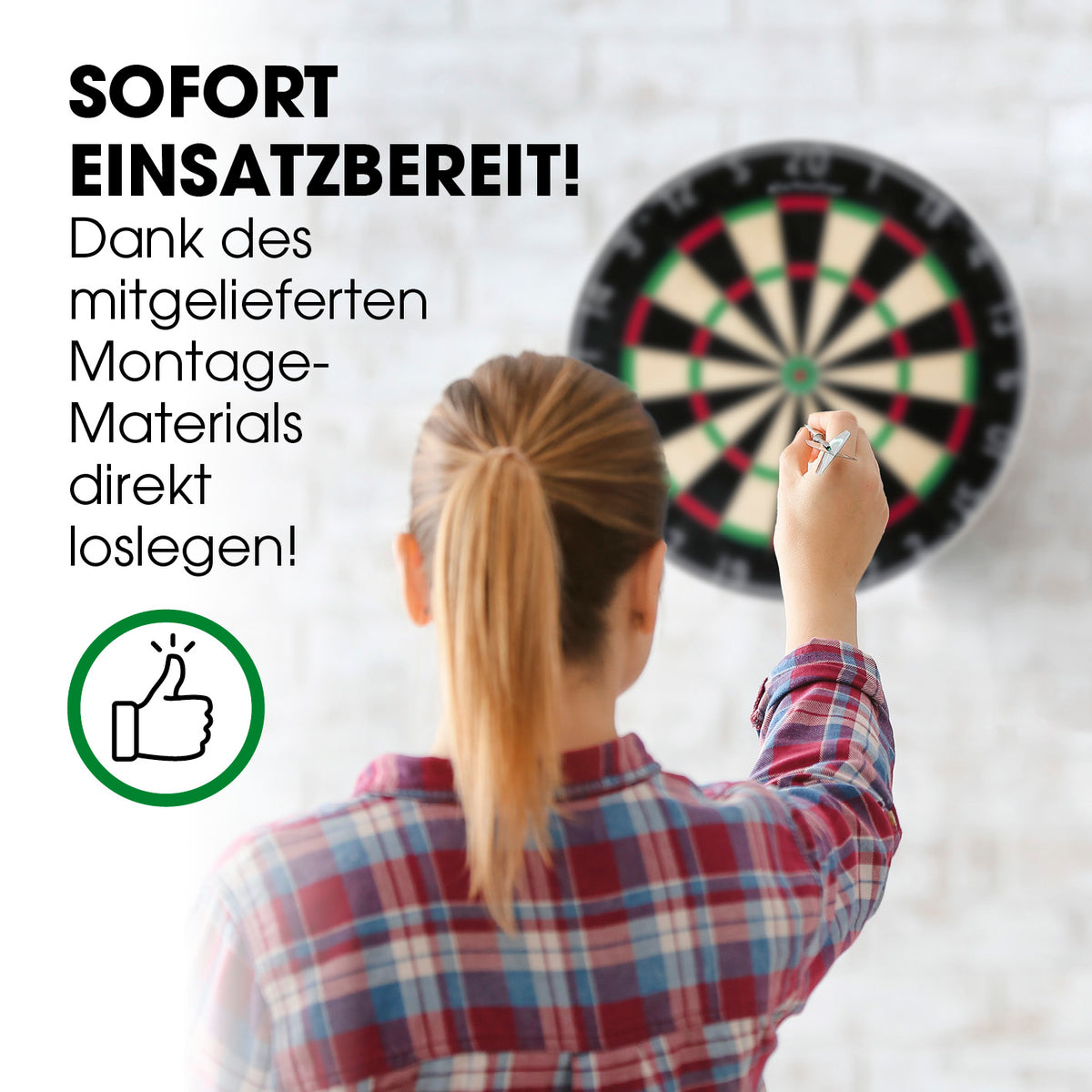 Dartscheibe + Dart-Beleuchtung mit Montage-Material und Frau beim Anbringen der Dartscheibe