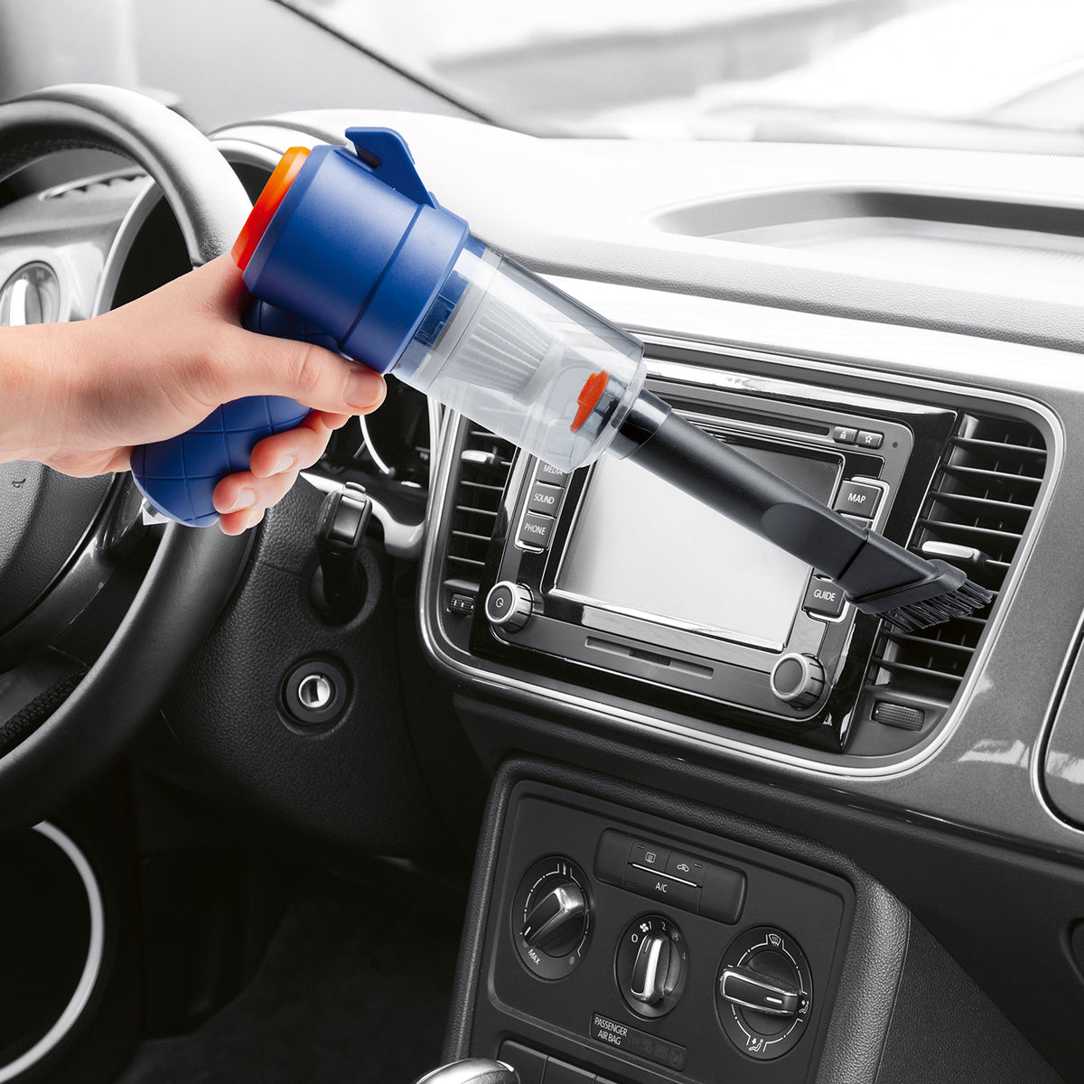 3-in-1-Akkusauger - Blau/Orange beim Reinigen des Autocockpits mit Fugendüse