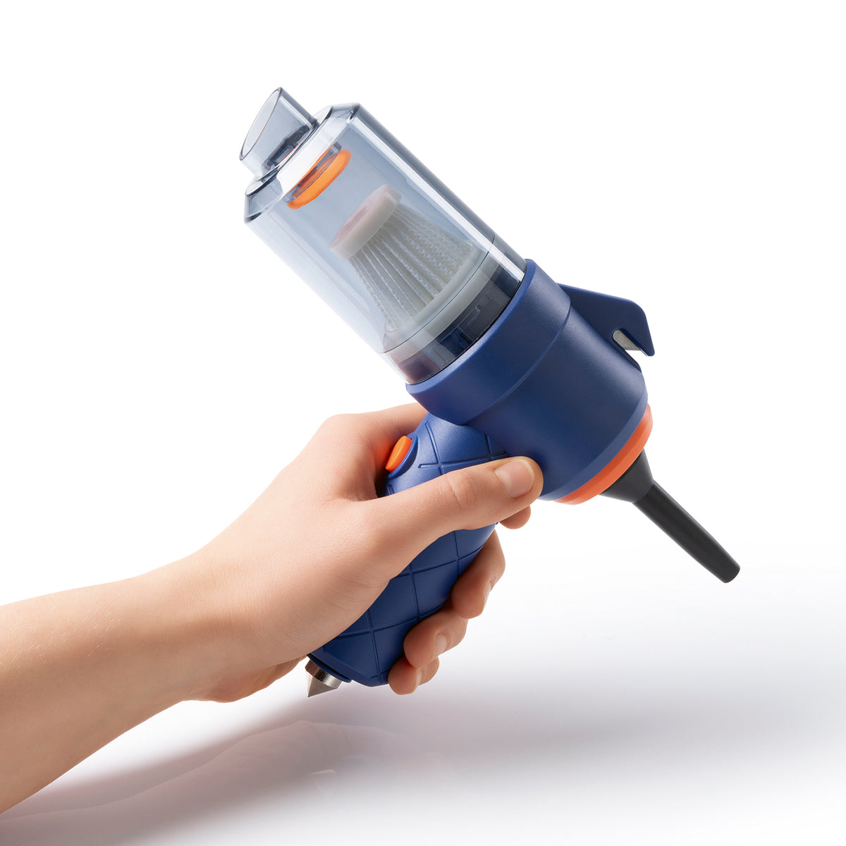 3-in-1-Akkusauger - Blau/Orange in der Hand mit transparentem Staubbehälter und Fugendüse