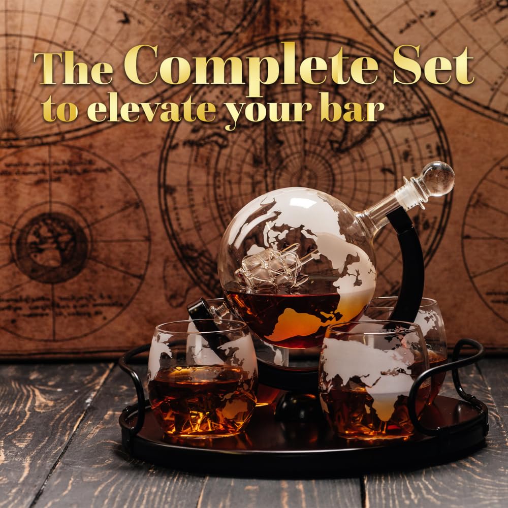 8-in-1-Whisky-Dekanter-Set – 2 Gläser mit weltkartenförmiger Karaffe und Gläsern, gefüllt mit Whisky auf dunkel gestrichenem Holztisch.