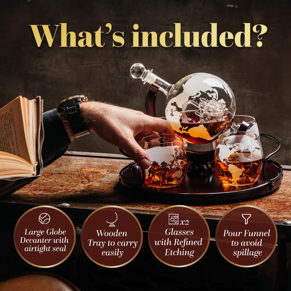 8-in-1-Whisky-Dekanter-Set – 2 Gläser mit Globuskaraffe, Holztablett, dekorativen Gläsern und Ausgießer auf rustikalem Tisch.
