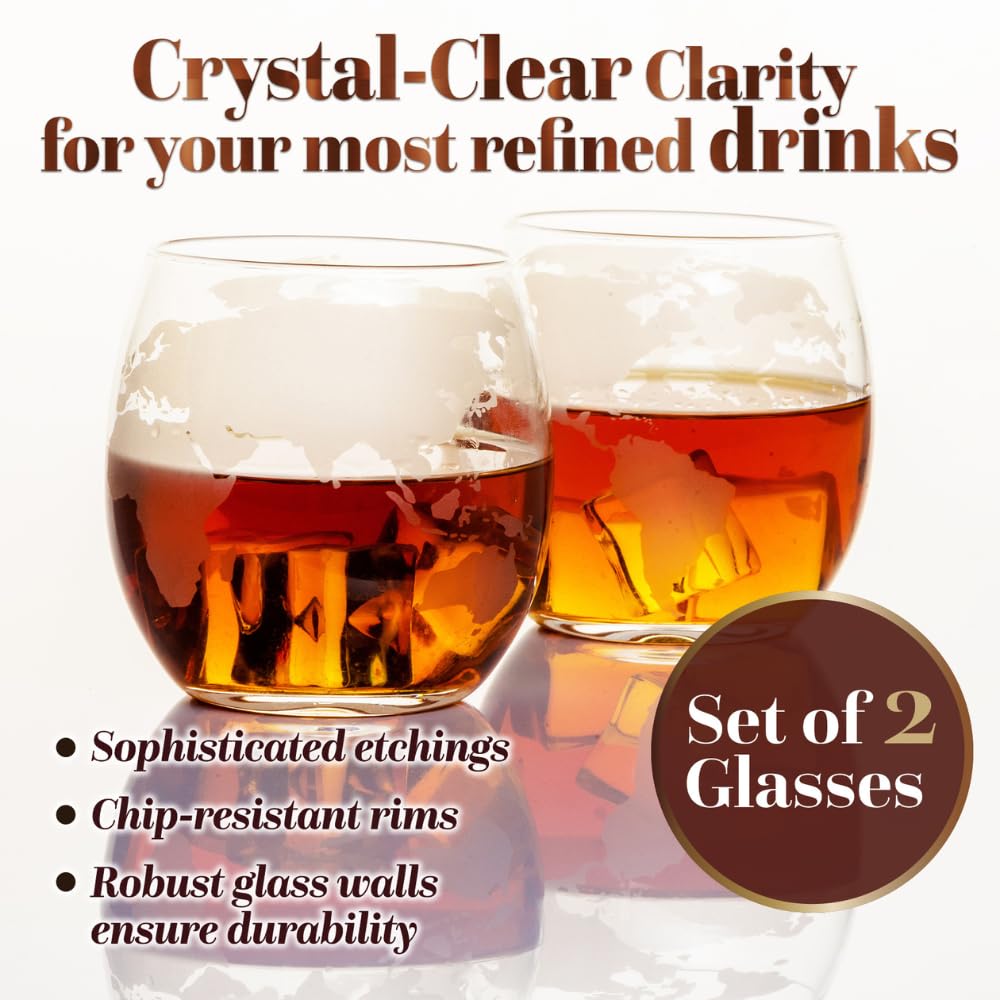 8-in-1-Whisky-Dekanter-Set – 2 Gläser mit gravierten Mustern, robusten Wänden und bruchfesten Rändern, gefüllt mit Whisky und Eiswürfeln.