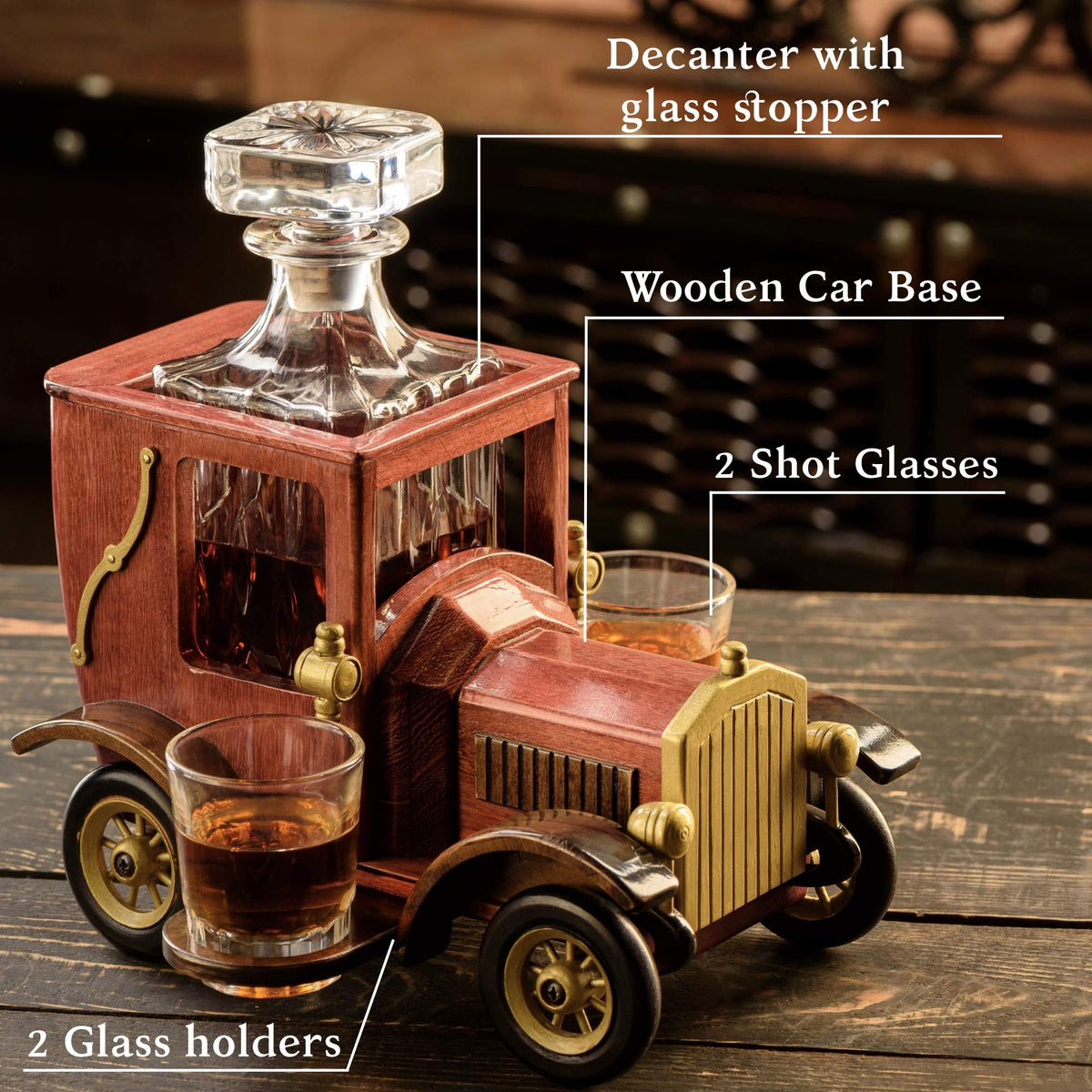 4-in-1-Oldtimer Karaffe Set (945 ml) mit Glasstopp, zwei Schnapsgläsern und Holzauto als Träger auf rustikalem Untergrund.