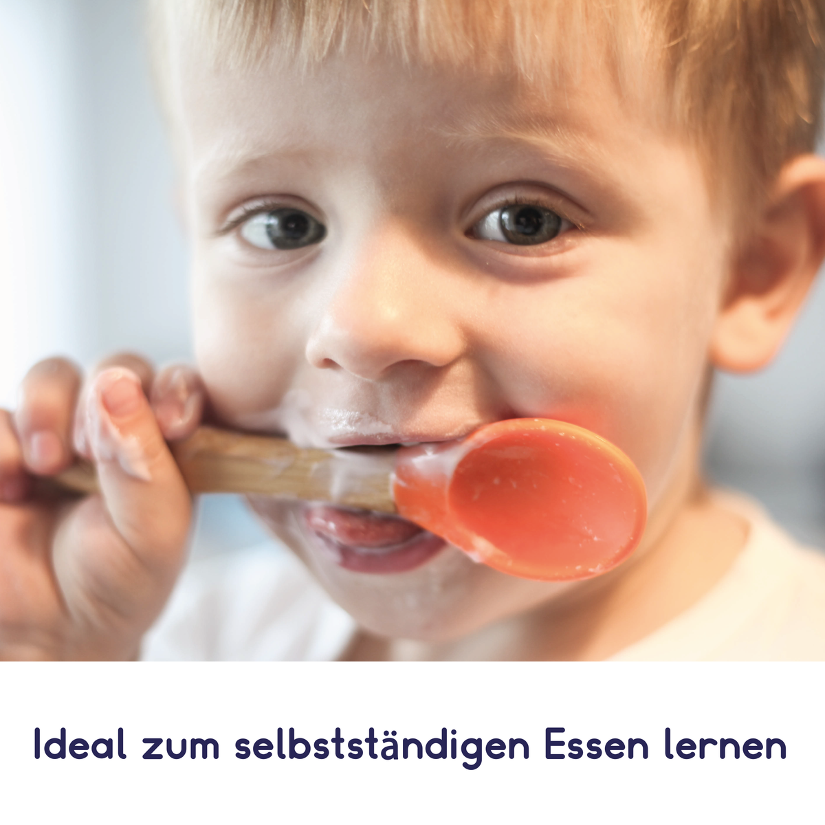 Kind benutzt Bambus-Schüssel für Kinder inkl. Löffel - mit Froschmotiv - Grün beim selbständigen Essen lernen.