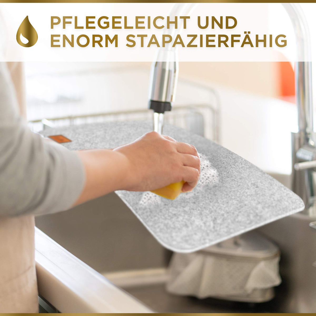 Filz Tischset - 12-teilig inkl. Glasuntersetzer - Hellgrau zeigt leichte Reinigung von widerstandsfähigem Material unter fließendem Wasser.