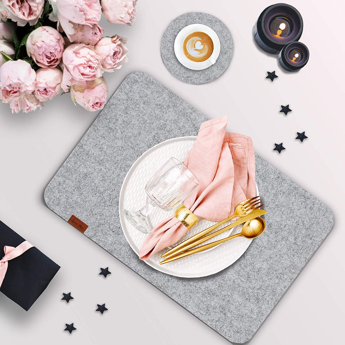 Filz Tischset - 12-teilig inkl. Glasuntersetzer - Hellgrau mit elegant gedecktem Teller, rosa Stoffserviette und goldenem Besteck auf cleanem Tisch.