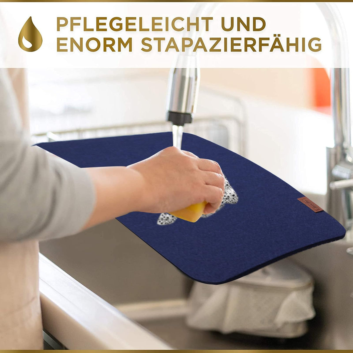 Filz Tischset - 12-teilig inkl. Glasuntersetzer - Blau, strapazierfähig und pflegeleicht, zeigt Reinigung mit Schwamm unter fließendem Wasser.
