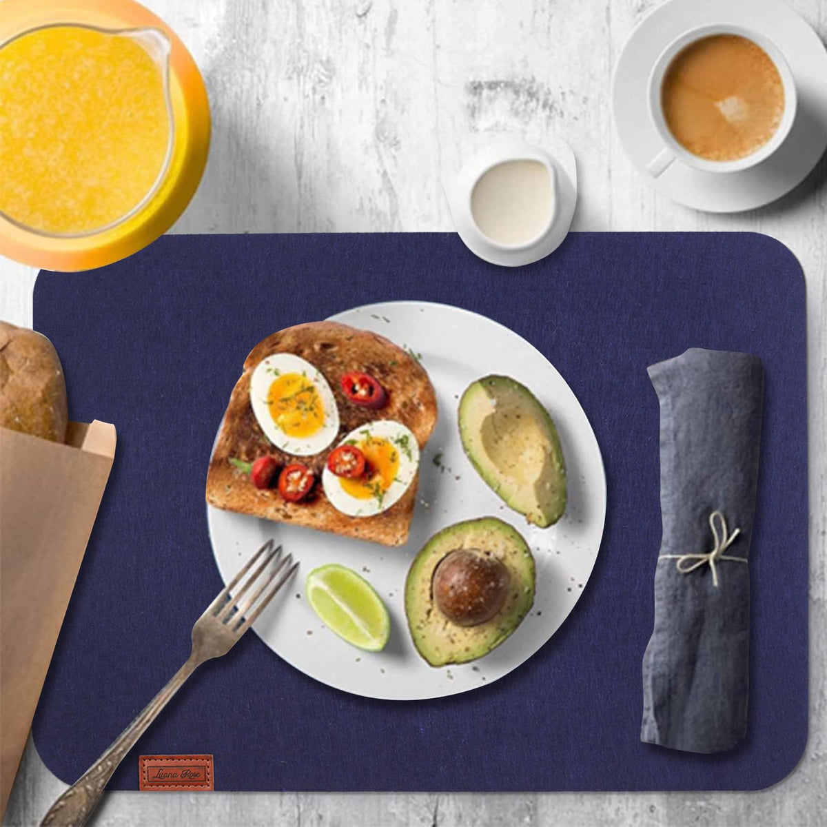 Filz Tischset - 12-teilig inkl. Glasuntersetzer - Blau als Unterlage mit Frühstücksteller, Avocado, Toast, Kaffee und Orangensaft auf hellem Tisch