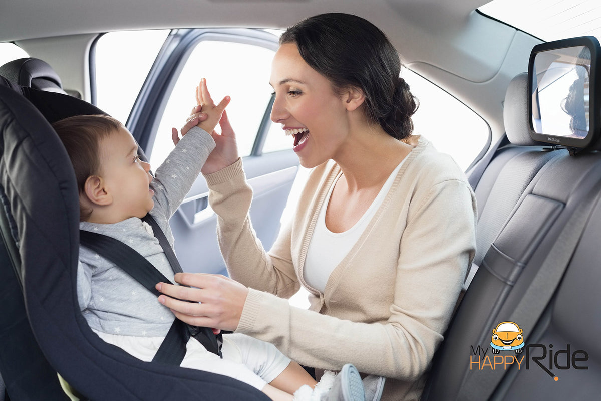 Auto-Rücksitzspiegel - Kindersitz immer im Blick zeigt Mutter, die sicher mit ihrem Kind im Auto interagiert, Blickkontakt durch Spiegelhaltung.