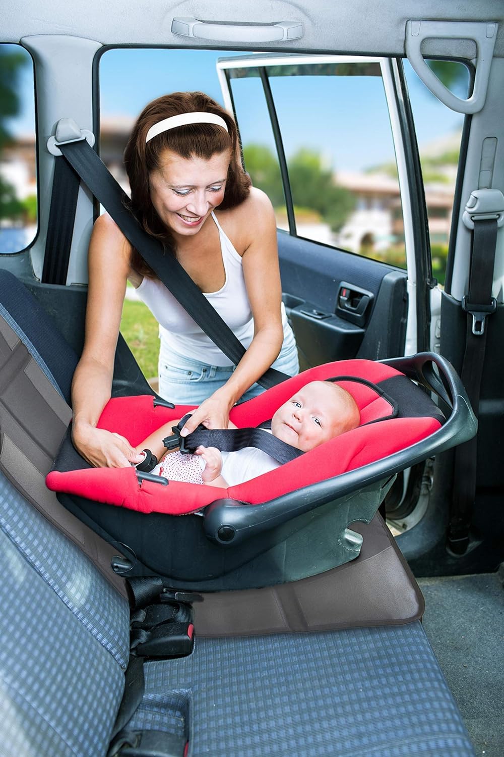 Auto-Kindersitzunterlage schützt Fahrzeugsitz vor Verschmutzung und Beschädigung durch Babyschale im Auto mit rutschfester Oberfläche.