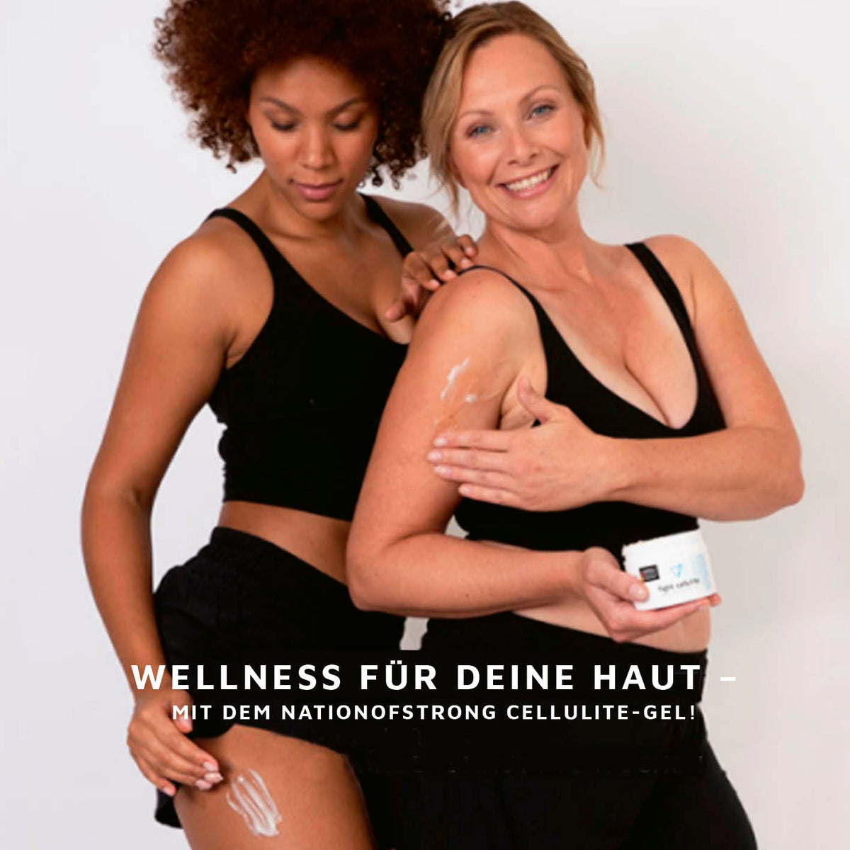 Zwei Frauen tragen Cellulite Gel - 225 ml auf Haut an Armen und Beinen auf und zeigen Freude und Pflegebewusstsein.