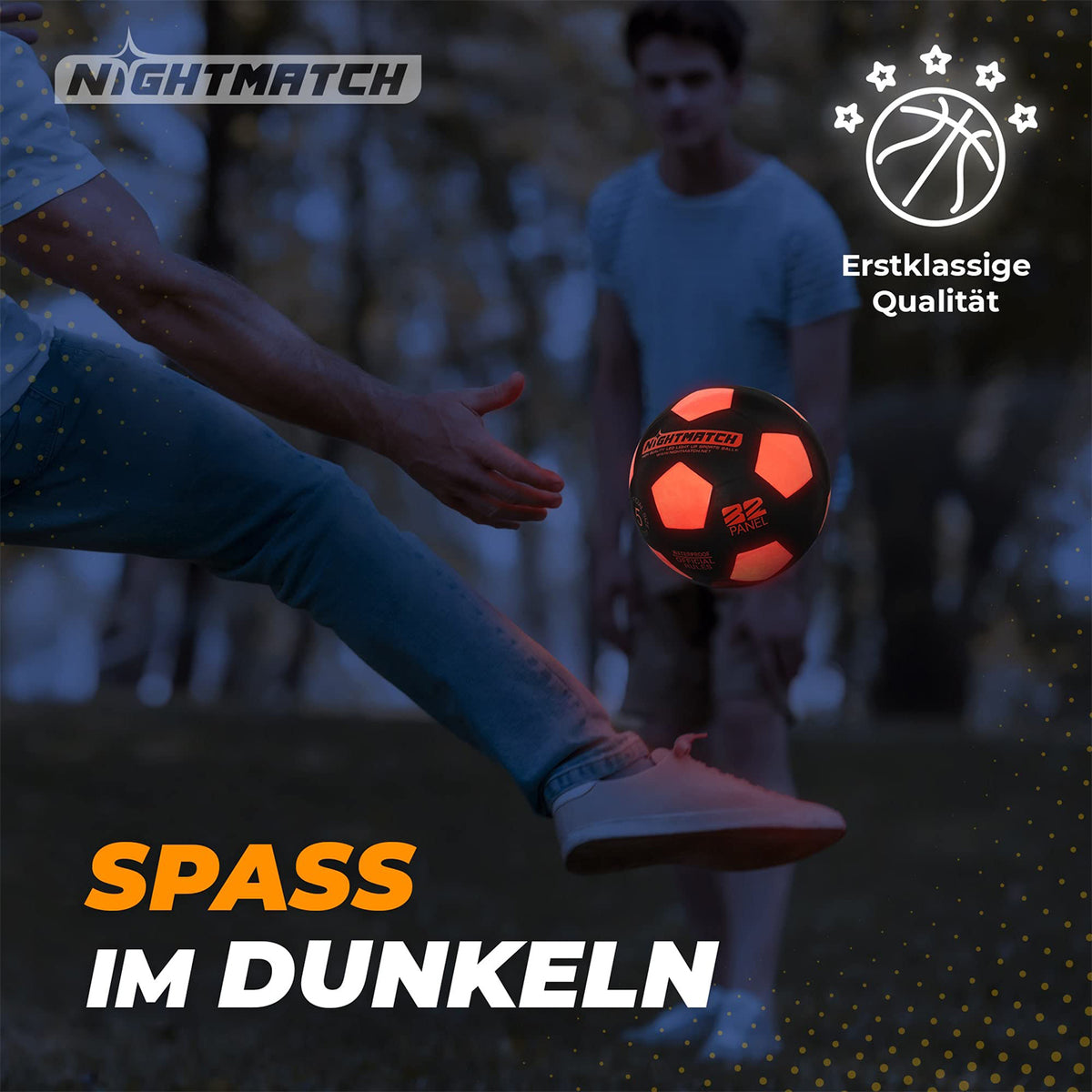 Leuchtfußball - Komplettset - Schwarz-Orange im Einsatz bei Dämmerung, ideal für Spiele im Dunkeln mit leuchtender Wirkung.